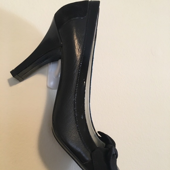 Black “Enzo Angiolini” Bow Toed Heels - Picture 2 of 7